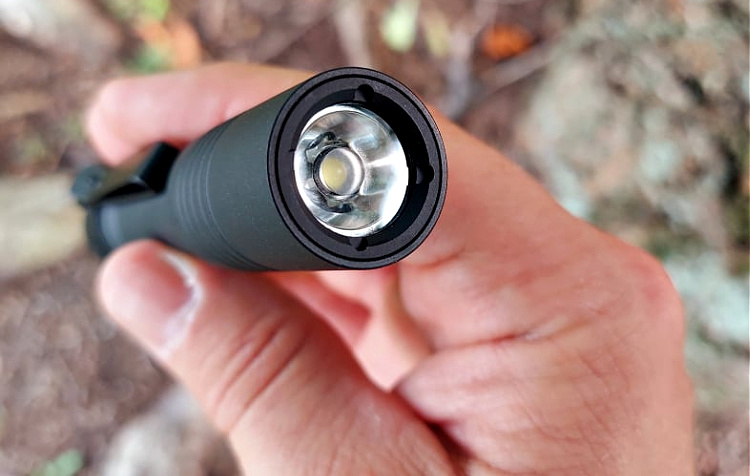 EDC flashlight with polycarbonate lens